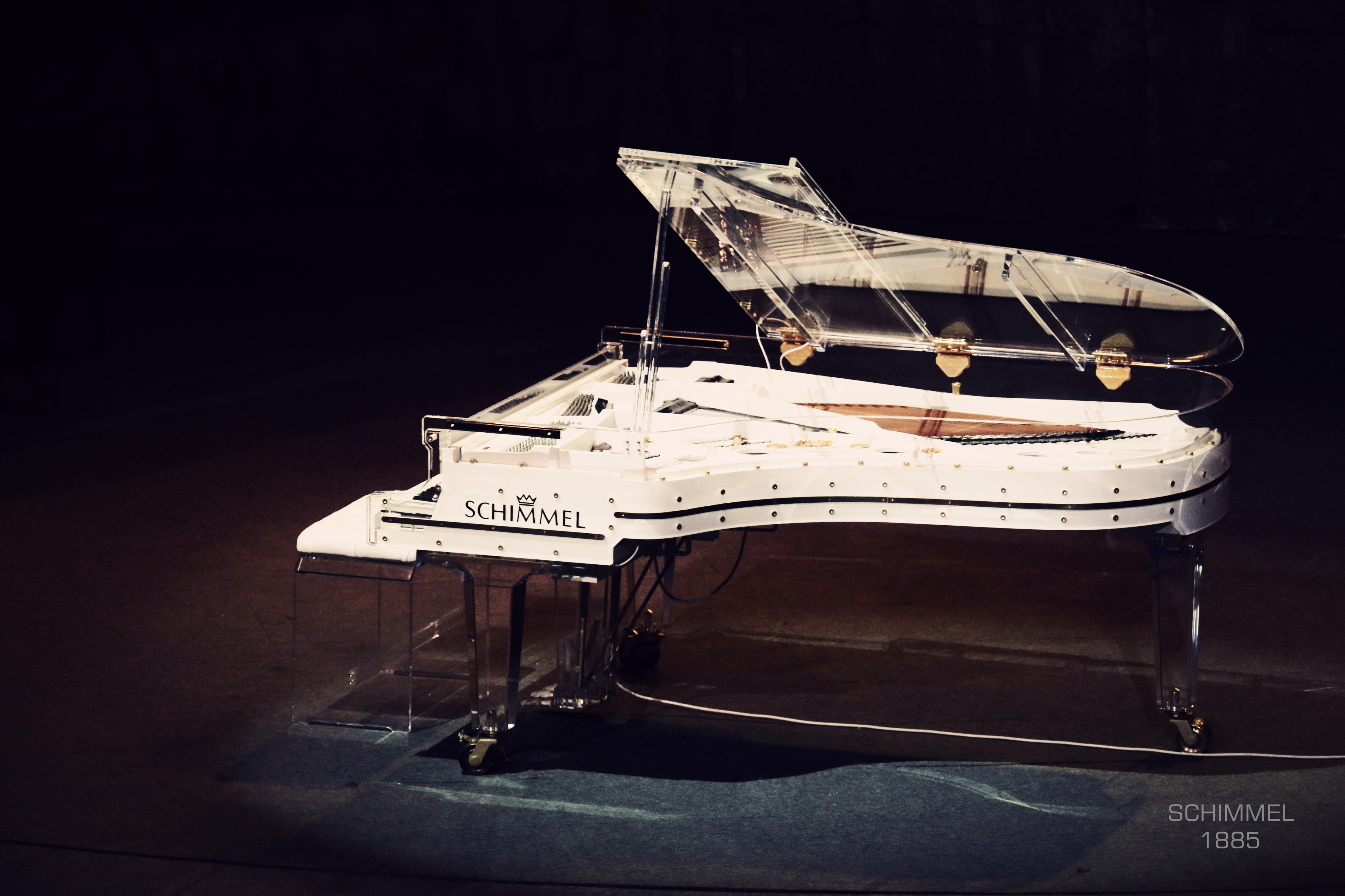 恺撒堡水晶钢琴图片